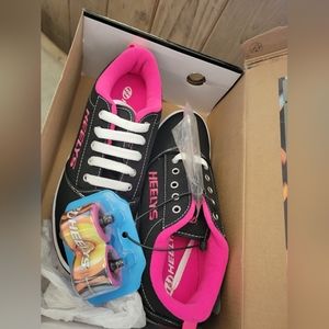 Size 8 Womens HEELYS NEW IN BOX